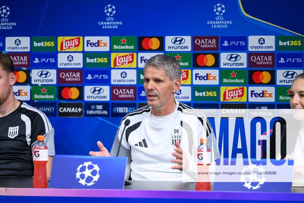SOCCER - UEFA CL, LASK vs Liverpool LINZ,AUSTRIA,13.OCT.26 - SOCCER - UEFA Champions League, Linzer ASK vs Liverpool FC, preview, press conference, PK, Pressekonferenz LASK. Image shows head coach Dietmar Kuehbauer (LASK). GEPAxpictures xChristianxMoser