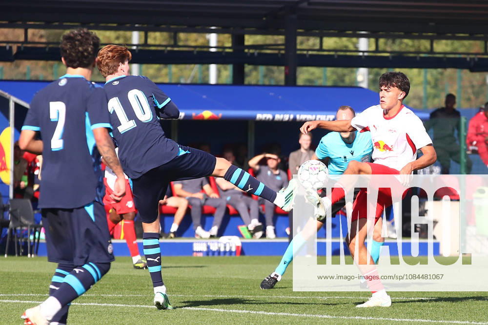 RB Leipzig U19 - PSV Eindhoven U19 UEFA Youth League Leipzig, 13.10.2026, Trainingszentrum am Cottaweg, Fußball, Saison 2026 2027, U19 Junioren, UEFA Youth League, 2. Spieltag , RB Leipzig U19 - PSV Eindhoven U19 , Im Bild v.l.: Philip Holseter-Karlsen (10 , Eindhoven) und Toni Langsteiner (8, RB) , Nur für journalistische Zwecke! For editorial use only! , UEFA regulations prohibit any use of photographs as image sequences and or quasi-video. ,