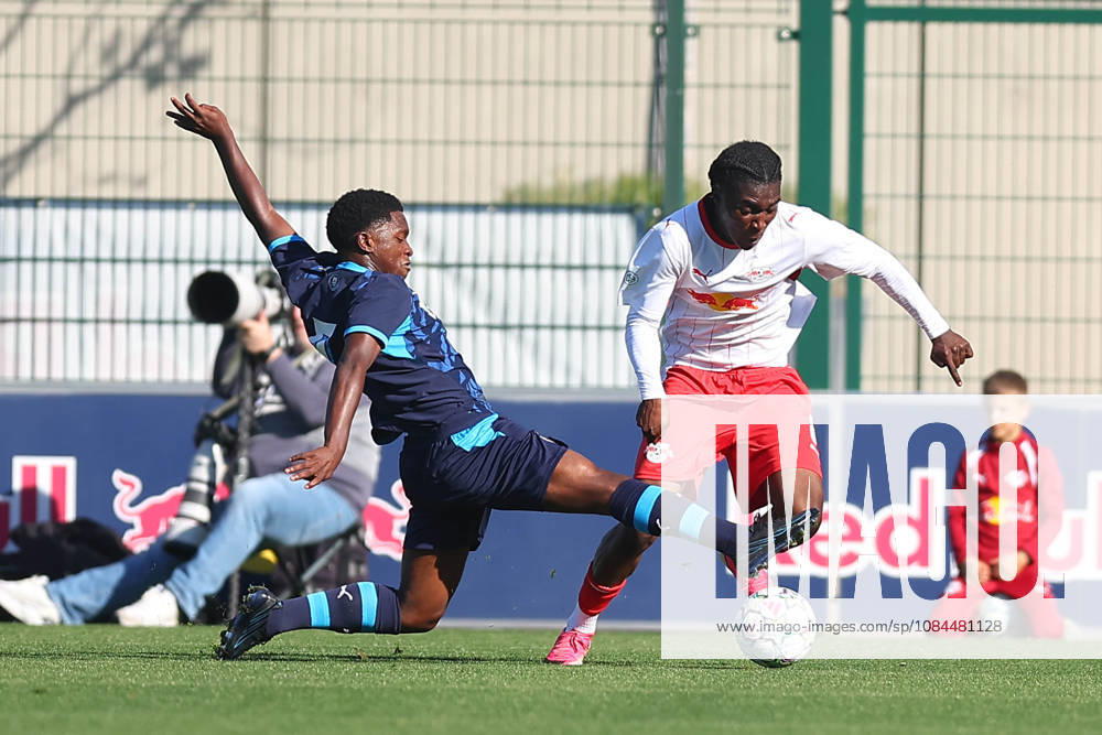 RB Leipzig U19 - PSV Eindhoven U19 UEFA Youth League Leipzig, 13.10.2026, Trainingszentrum am Cottaweg, Fußball, Saison 2026 2027, U19 Junioren, UEFA Youth League, 2. Spieltag , RB Leipzig U19 - PSV Eindhoven U19 , Im Bild v.l.: Samuel Dumbili (7, Eindhoven) und Warren Ngana (6, RB) , Nur für journalistische Zwecke! For editorial use only! , UEFA regulations prohibit any use of photographs as image sequences and or quasi-video. ,