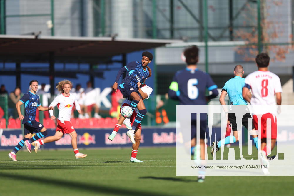 RB Leipzig U19 - PSV Eindhoven U19 UEFA Youth League Leipzig, 13.10.2026, Trainingszentrum am Cottaweg, Fußball, Saison 2026 2027, U19 Junioren, UEFA Youth League, 2. Spieltag , RB Leipzig U19 - PSV Eindhoven U19 , Im Bild: Austyn Jones (9 , Eindhoven) vor Nwabueze Eiwario (3, RB) , Nur für journalistische Zwecke! For editorial use only! , UEFA regulations prohibit any use of photographs as image sequences and or quasi-video. ,