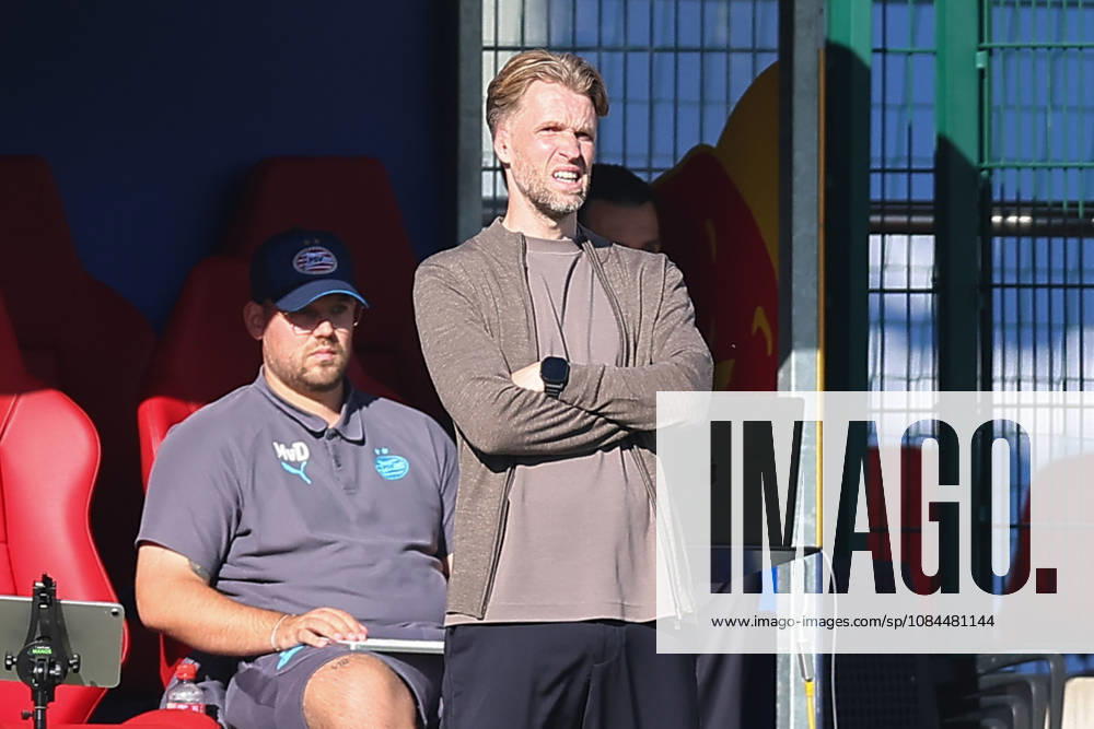 RB Leipzig U19 - PSV Eindhoven U19 UEFA Youth League Leipzig, 13.10.2026, Trainingszentrum am Cottaweg, Fußball, Saison 2026 2027, U19 Junioren, UEFA Youth League, 2. Spieltag , RB Leipzig U19 - PSV Eindhoven U19 , Im Bild: Trainer Jasper Waalkens (Eindhoven) , Nur für journalistische Zwecke! For editorial use only! , UEFA regulations prohibit any use of photographs as image sequences and or quasi-video. ,