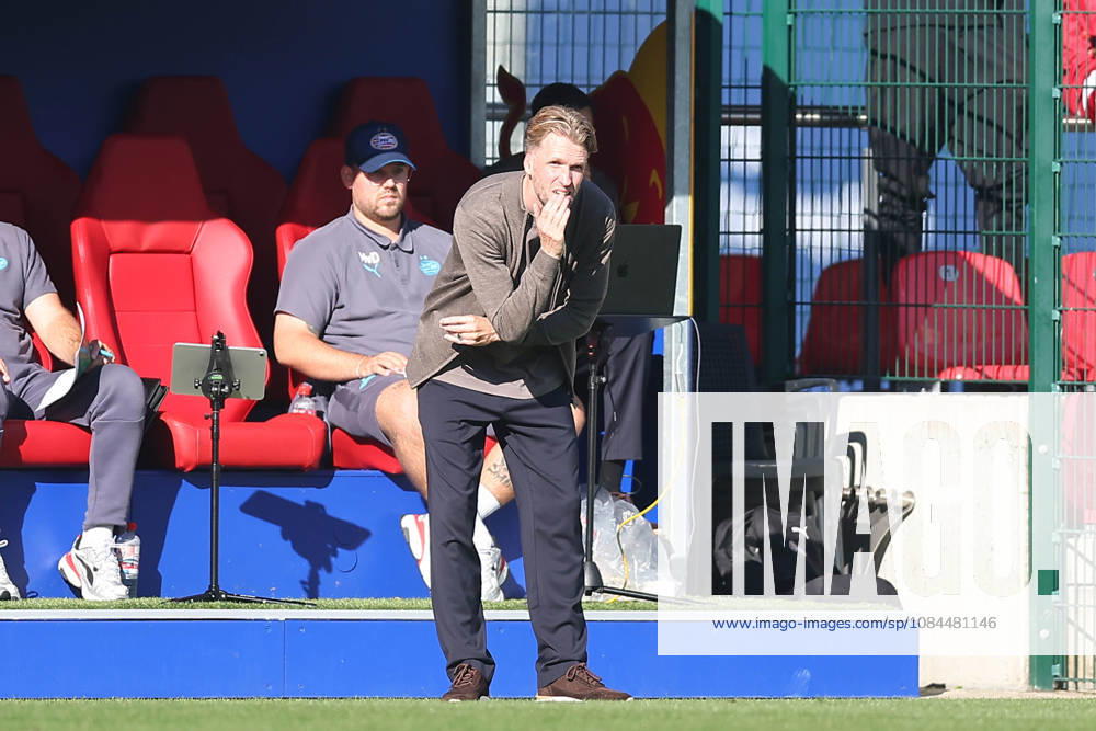 RB Leipzig U19 - PSV Eindhoven U19 UEFA Youth League Leipzig, 13.10.2026, Trainingszentrum am Cottaweg, Fußball, Saison 2026 2027, U19 Junioren, UEFA Youth League, 2. Spieltag , RB Leipzig U19 - PSV Eindhoven U19 , Im Bild: Trainer Jasper Waalkens (Eindhoven) , Nur für journalistische Zwecke! For editorial use only! , UEFA regulations prohibit any use of photographs as image sequences and or quasi-video. ,