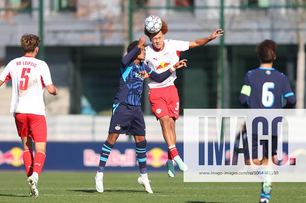 RB Leipzig U19 - PSV Eindhoven U19 UEFA Youth League Leipzig, 13.10.2026, Trainingszentrum am Cottaweg, Fußball, Saison 2026 2027, U19 Junioren, UEFA Youth League, 2. Spieltag , RB Leipzig U19 - PSV Eindhoven U19 , Im Bild v.l.: Austyn Jones (9 , Eindhoven) und Nwabueze Eiwario (3, RB) , Nur für journalistische Zwecke! For editorial use only! , UEFA regulations prohibit any use of photographs as image sequences and or quasi-video. ,