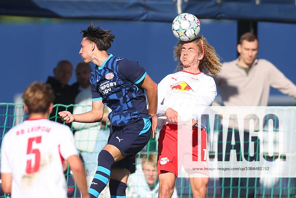 RB Leipzig U19 - PSV Eindhoven U19 UEFA Youth League Leipzig, 13.10.2026, Trainingszentrum am Cottaweg, Fußball, Saison 2026 2027, U19 Junioren, UEFA Youth League, 2. Spieltag , RB Leipzig U19 - PSV Eindhoven U19 , Im Bild v.l.: Jairo Beerens (11 , Eindhoven) und Viggo Gebel (17, RB) , Nur für journalistische Zwecke! For editorial use only! , UEFA regulations prohibit any use of photographs as image sequences and or quasi-video. ,