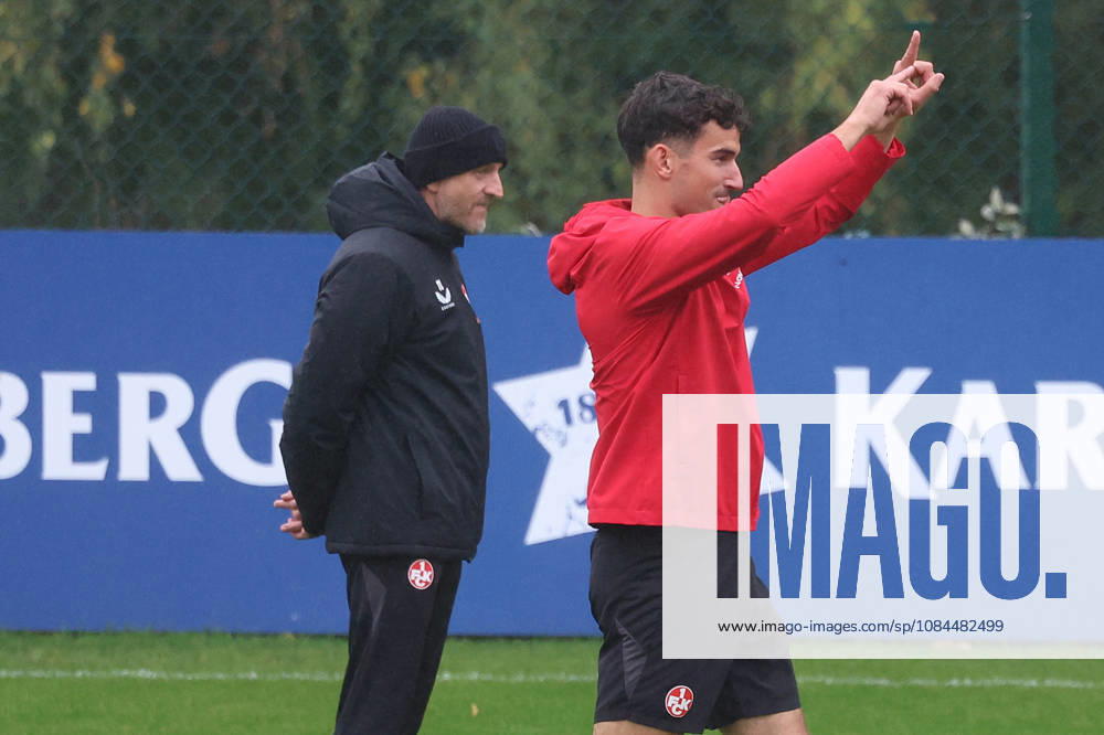Fussball 2.Bundesliga, 1.FC Kaiserslautern - Training v.l. Torsten Lieberknecht Trainer (1.FC Kaiserslautern) Ivan Prtajin (1.FC Kaiserslautern) gibt Anweisungen, gestikuliert, mit den Armen gestikulieren gives instructions, gesticulate Kaiserslautern