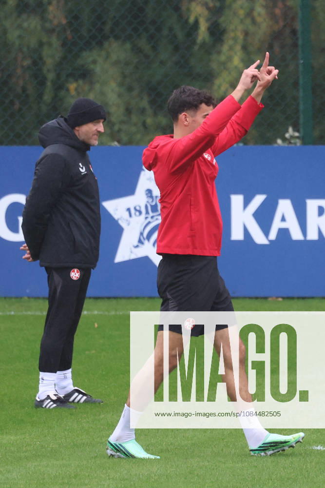 Fussball 2.Bundesliga, 1.FC Kaiserslautern - Training v.l. Torsten Lieberknecht Trainer (1.FC Kaiserslautern) Ivan Prtajin (1.FC Kaiserslautern)gibt Anweisungen, gestikuliert, mit den Armen gestikulieren gives instructions, gesticulate Kaiserslautern