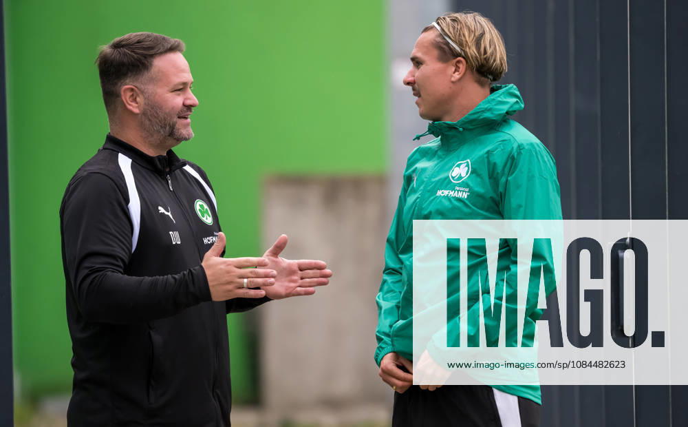 Fussball - 2. Bundesliga - Saison 2026 2027 - SpVgg Greuther Fürth Fuerth ( Kleeblatt ) - Training - - - Daniel Wiegand ( Team-Koordinator Zeugwart SpVgg Greuther Fürth ) Felix Klaus (30, SpVgg Greuther Fürth )
