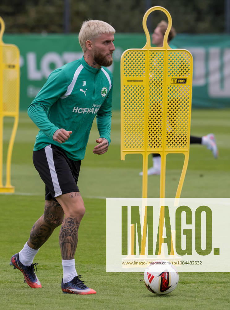 Fussball - 2. Bundesliga - Saison 2026 2027 - SpVgg Greuther Fürth Fuerth ( Kleeblatt ) - Training - - - Ole Pohlmann (10, SpVgg Greuther Fürth )