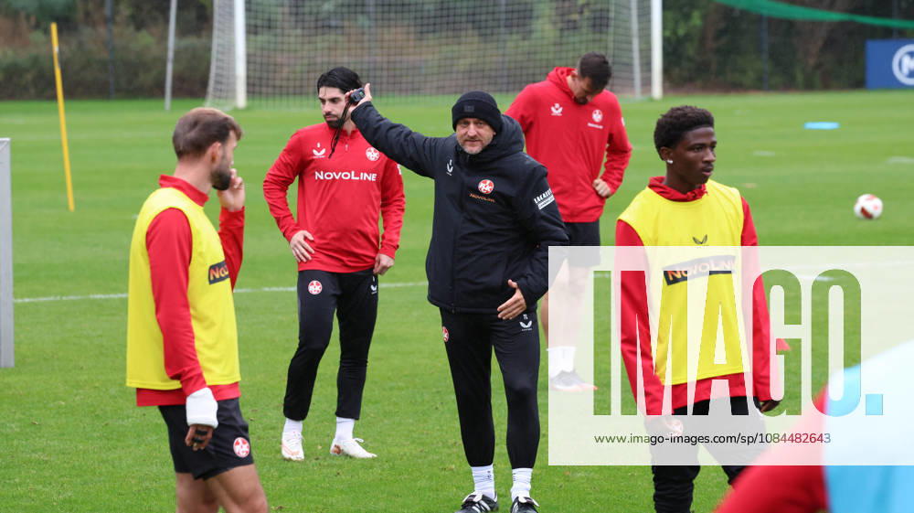 Fussball 2.Bundesliga, 1.FC Kaiserslautern - Training v.l. Torsten Lieberknecht Trainer (1.FC Kaiserslautern) gibt Anweisungen, gestikuliert, mit den Armen gestikulieren gives instructions, gesticulate Kaiserslautern