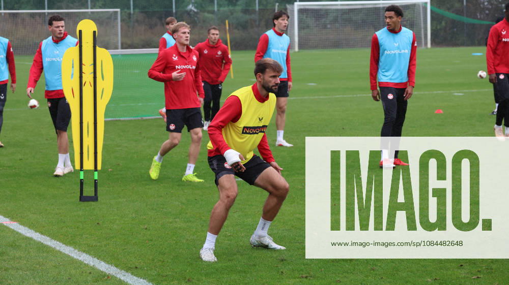 Fussball 2.Bundesliga, 1.FC Kaiserslautern - Training v.l. Simon Asta (1.FC Kaiserslautern) Kaiserslautern