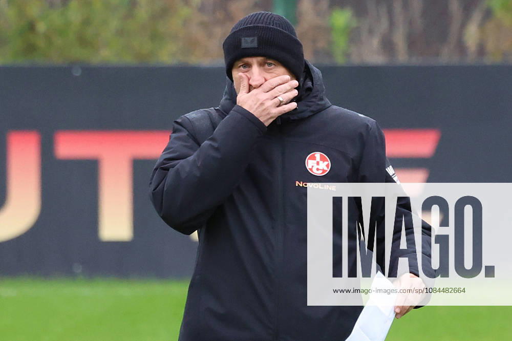 Fussball 2.Bundesliga, 1.FC Kaiserslautern - Training v.l. Torsten Lieberknecht Trainer (1.FC Kaiserslautern) mit Zettel Kaiserslautern