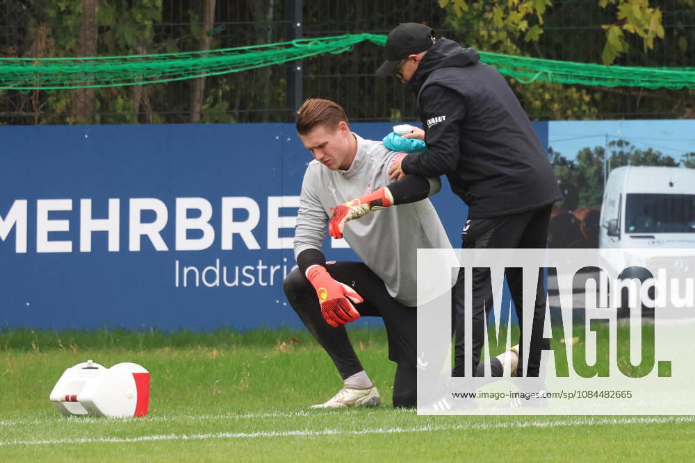 Fussball 2.Bundesliga, 1.FC Kaiserslautern - Training v.l. Julian Krahl (1.FC Kaiserslautern) verletzt, Verletzung, Schmerz, Schmerzen, injured, injury, pain, pains Kaiserslautern