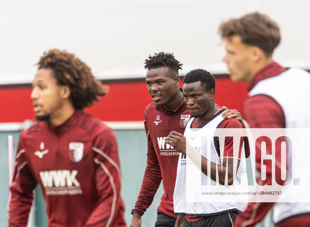 Juma Bah (FC Augsburg 35) mit Uchenna Ogundu (FC Augsburg 39); FC Augsburg, Training,
