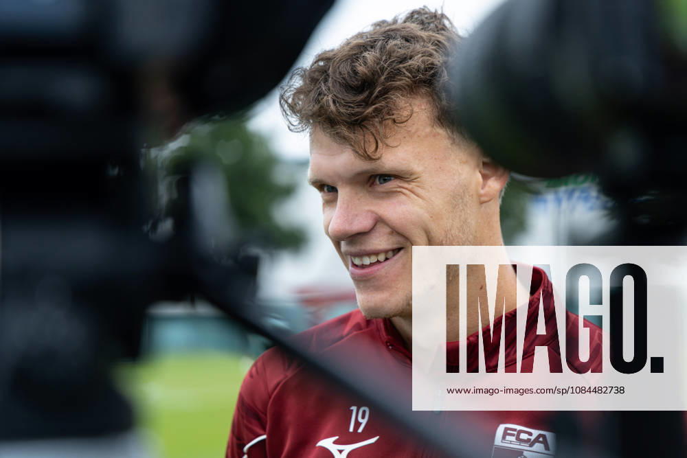 Robin Fellhauer (FC Augsburg 19) im Interview am Trainingsplatz; FC Augsburg, Training,