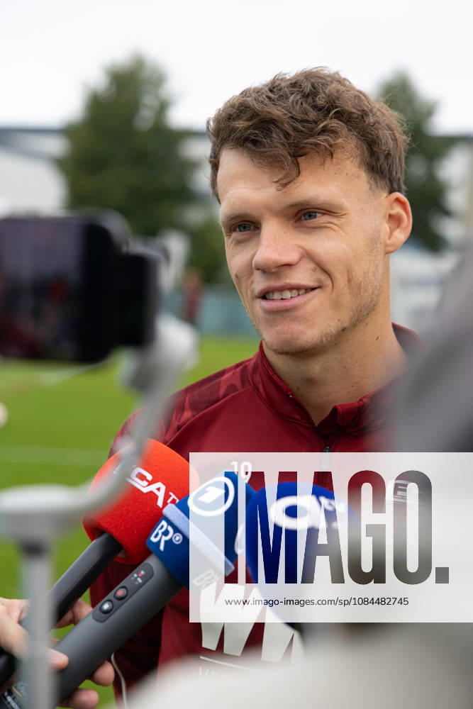 Robin Fellhauer (FC Augsburg 19) im Interview am Trainingsplatz; FC Augsburg, Training,