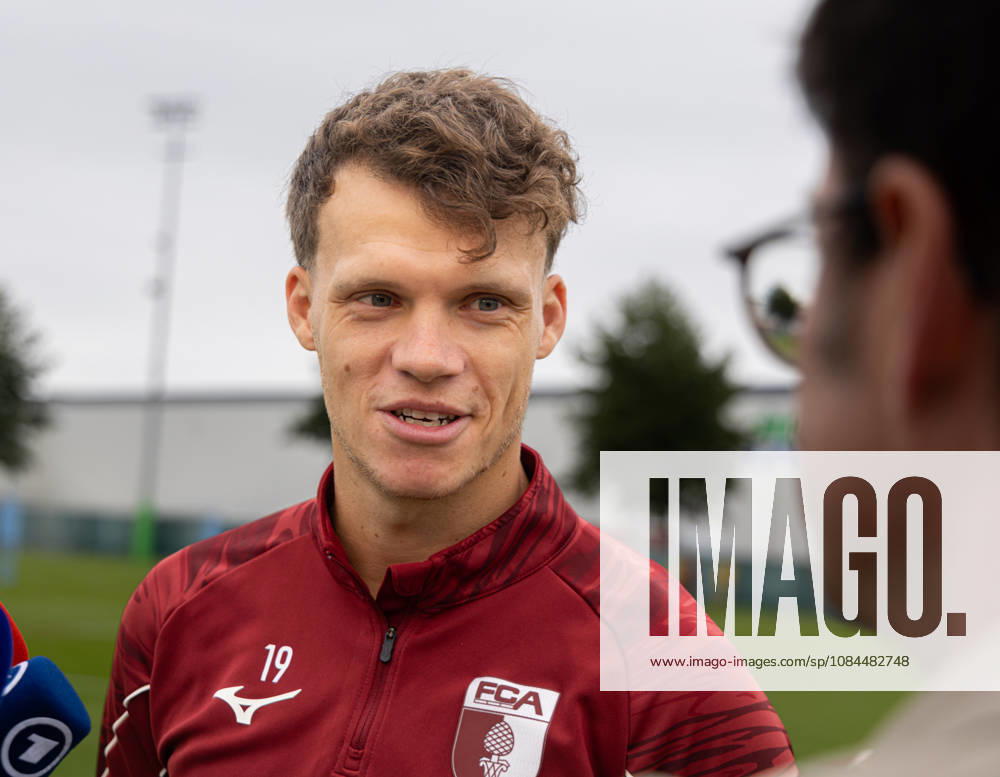 Robin Fellhauer (FC Augsburg 19) im Interview am Trainingsplatz; FC Augsburg, Training,
