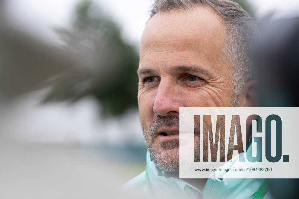 Manuel Baum (Trainer FC Augsburg) im Interview am Trainingsplatz; FC Augsburg, Training,
