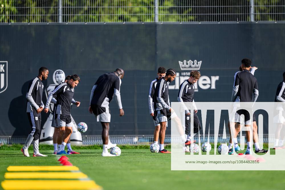 SOCCER - UEFA CL, LASK vs Liverpool LINZ,AUSTRIA,13.OCT.26 - SOCCER - UEFA Champions League, Linzer ASK vs Liverpool FC, preview, training LASK. Image shows players of LASK. GEPAxpictures xChristianxMoser