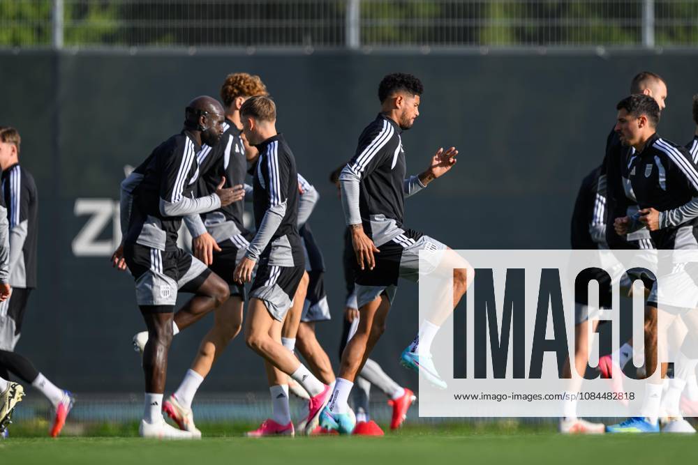 SOCCER - UEFA CL, LASK vs Liverpool LINZ,AUSTRIA,13.OCT.26 - SOCCER - UEFA Champions League, Linzer ASK vs Liverpool FC, preview, training LASK. Image shows Samuel Adeniran and Andres Andrade (LASK). GEPAxpictures xChristianxMoser