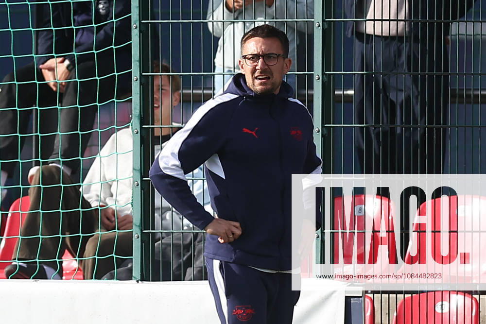 RB Leipzig U19 - PSV Eindhoven U19 UEFA Youth League Leipzig, 13.10.2026, Trainingszentrum am Cottaweg, Fußball, Saison 2026 2027, U19 Junioren, UEFA Youth League, 2. Spieltag , RB Leipzig U19 - PSV Eindhoven U19 1:6 (1:1) , Im Bild: Trainer Mac Heidenmann (RB Leipzig) , Nur für journalistische Zwecke! For editorial use only! , UEFA regulations prohibit any use of photographs as image sequences and or quasi-video. ,