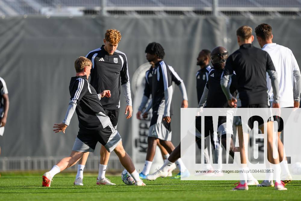SOCCER - UEFA CL, LASK vs Liverpool LINZ,AUSTRIA,13.OCT.26 - SOCCER - UEFA Champions League, Linzer ASK vs Liverpool FC, preview, training LASK. Image shows players of LASK. GEPAxpictures xChristianxMoser