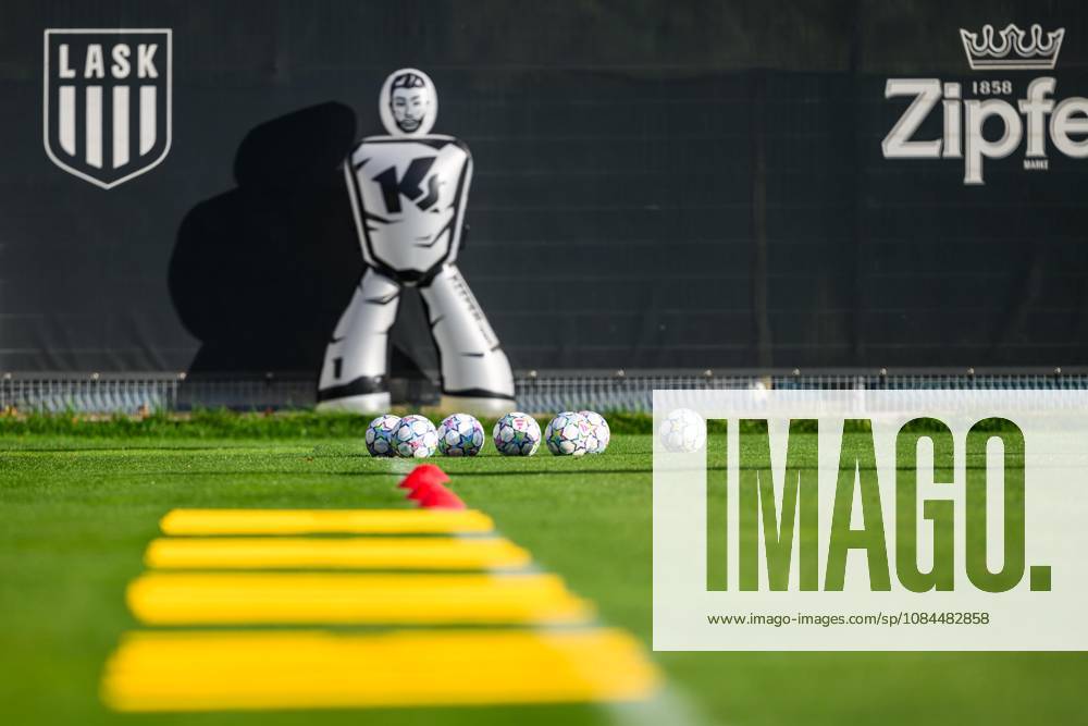 SOCCER - UEFA CL, LASK vs Liverpool LINZ,AUSTRIA,13.OCT.26 - SOCCER - UEFA Champions League, Linzer ASK vs Liverpool FC, preview, training LASK. Image shows a feature of balls and training equipment. GEPAxpictures xChristianxMoser