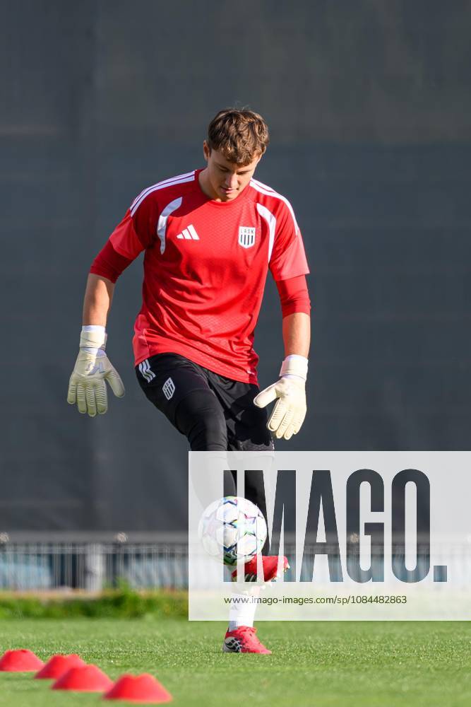 SOCCER - UEFA CL, LASK vs Liverpool LINZ,AUSTRIA,13.OCT.26 - SOCCER - UEFA Champions League, Linzer ASK vs Liverpool FC, preview, training LASK. Image shows Lukas Jungwirth (LASK). GEPAxpictures xChristianxMoser