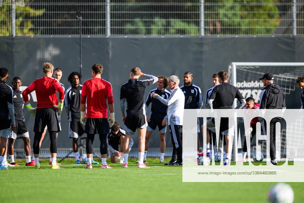 SOCCER - UEFA CL, LASK vs Liverpool LINZ,AUSTRIA,13.OCT.26 - SOCCER - UEFA Champions League, Linzer ASK vs Liverpool FC, preview, training LASK. Image shows head coach Dietmar Kuehbauer and players of LASK. GEPAxpictures xChristianxMoser