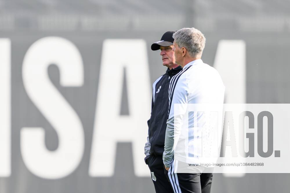 SOCCER - UEFA CL, LASK vs Liverpool LINZ,AUSTRIA,13.OCT.26 - SOCCER - UEFA Champions League, Linzer ASK vs Liverpool FC, preview, training LASK. Image shows head coach Dietmar Kuehbauer and assistant coach Manfred Nastl (LASK). GEPAxpictures xChristianxMoser