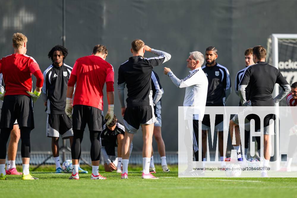 SOCCER - UEFA CL, LASK vs Liverpool LINZ,AUSTRIA,13.OCT.26 - SOCCER - UEFA Champions League, Linzer ASK vs Liverpool FC, preview, training LASK. Image shows head coach Dietmar Kuehbauer and players of LASK. GEPAxpictures xChristianxMoser