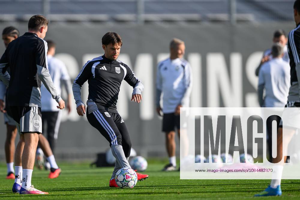 SOCCER - UEFA CL, LASK vs Liverpool LINZ,AUSTRIA,13.OCT.26 - SOCCER - UEFA Champions League, Linzer ASK vs Liverpool FC, preview, training LASK. Image shows Sascha Horvath (LASK). GEPAxpictures xChristianxMoser