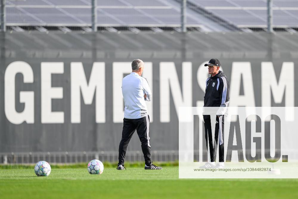SOCCER - UEFA CL, LASK vs Liverpool LINZ,AUSTRIA,13.OCT.26 - SOCCER - UEFA Champions League, Linzer ASK vs Liverpool FC, preview, training LASK. Image shows head coach Dietmar Kuehbauer and assistant coach Manfred Nastl (LASK). GEPAxpictures xChristianxMoser