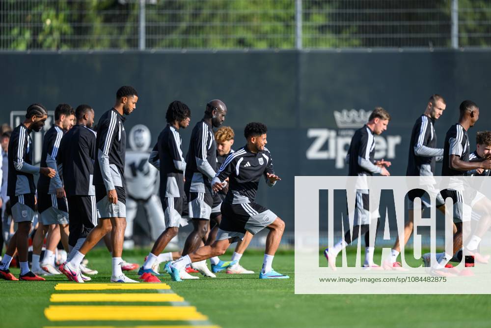 SOCCER - UEFA CL, LASK vs Liverpool LINZ,AUSTRIA,13.OCT.26 - SOCCER - UEFA Champions League, Linzer ASK vs Liverpool FC, preview, training LASK. Image shows players of LASK. GEPAxpictures xChristianxMoser