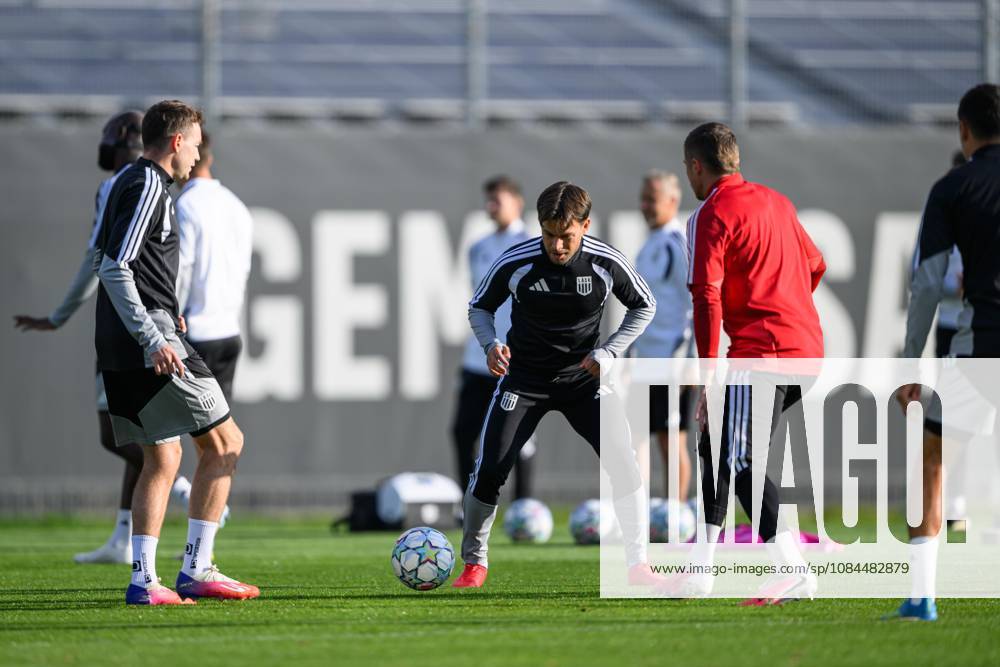 SOCCER - UEFA CL, LASK vs Liverpool LINZ,AUSTRIA,13.OCT.26 - SOCCER - UEFA Champions League, Linzer ASK vs Liverpool FC, preview, training LASK. Image shows Florian Flecker and Sascha Horvath (LASK). GEPAxpictures xChristianxMoser