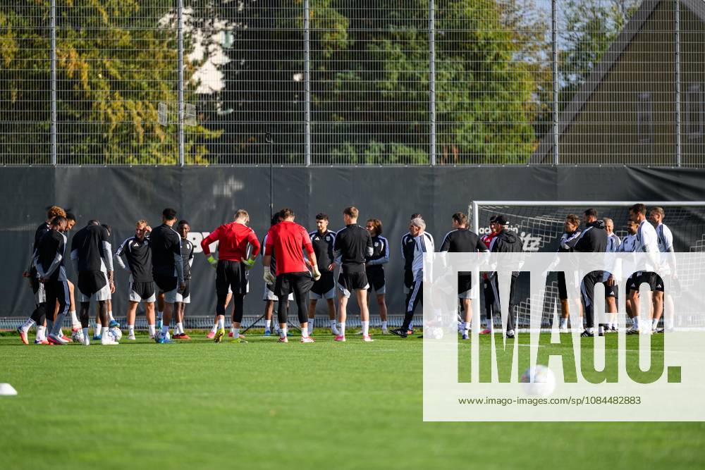 SOCCER - UEFA CL, LASK vs Liverpool LINZ,AUSTRIA,13.OCT.26 - SOCCER - UEFA Champions League, Linzer ASK vs Liverpool FC, preview, training LASK. Image shows head coach Dietmar Kuehbauer and players of LASK. GEPAxpictures xChristianxMoser