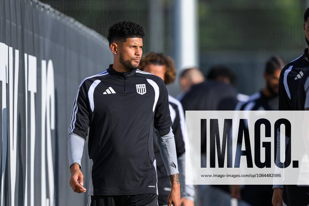 SOCCER - UEFA CL, LASK vs Liverpool LINZ,AUSTRIA,13.OCT.26 - SOCCER - UEFA Champions League, Linzer ASK vs Liverpool FC, preview, training LASK. Image shows Andres Andrade (LASK). GEPAxpictures xChristianxMoser