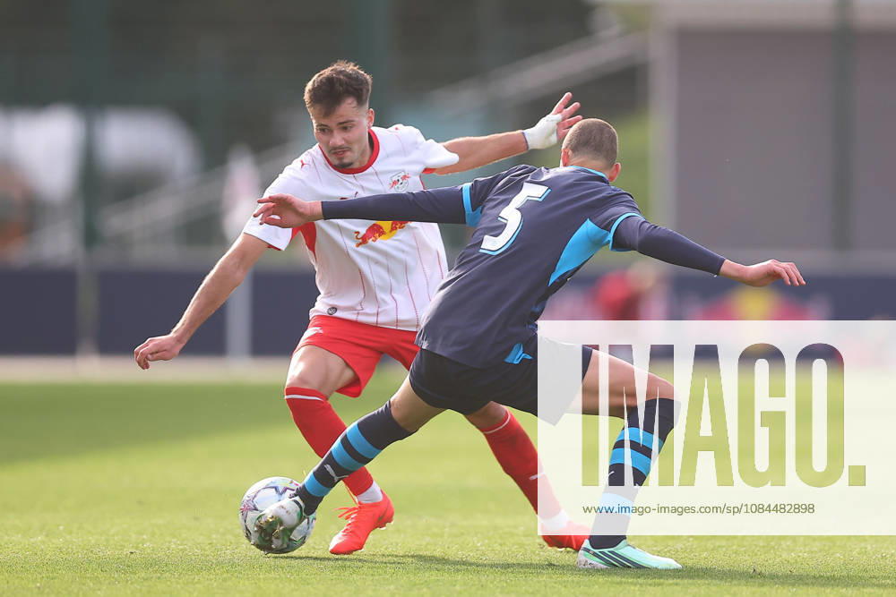 RB Leipzig U19 - PSV Eindhoven U19 UEFA Youth League Leipzig, 13.10.2026, Trainingszentrum am Cottaweg, Fußball, Saison 2026 2027, U19 Junioren, UEFA Youth League, 2. Spieltag , RB Leipzig U19 - PSV Eindhoven U19 1:6 (1:1) , Im Bild v.l.: Din Klapija (21, RB) und Dyran Stam (5 , Eindhoven) , Nur für journalistische Zwecke! For editorial use only! , UEFA regulations prohibit any use of photographs as image sequences and or quasi-video. ,