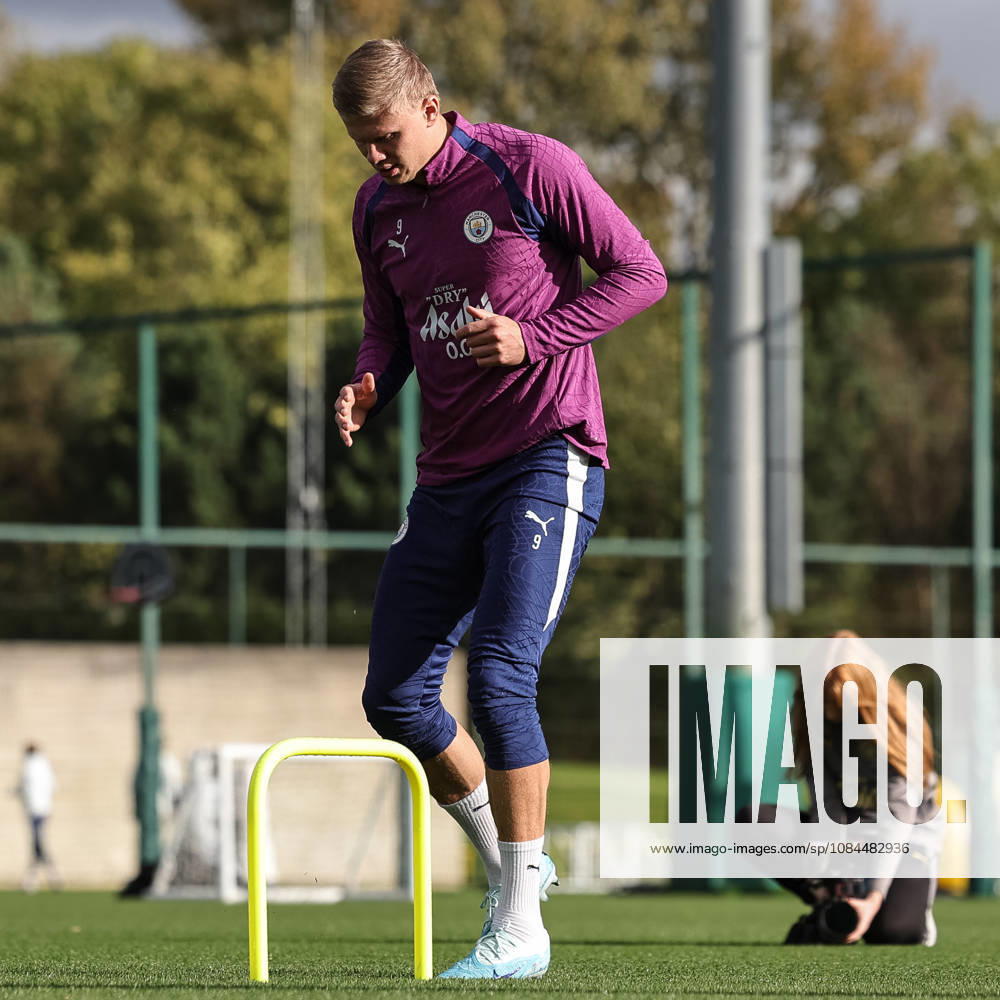 UEFA Champions League press conference, PK, Pressekonferenz and open training Matchday 2 of 8 Manchester City v Paris Saint-Germain Erling Haaland of Manchester City in the training session during the UEFA Champions League press conference and open training Matchday 2 of 8 Manchester City vs Paris Saint-Germain at City Football Academy, Manchester, United Kingdom on 13 October 2026 (Photo by Mark Cosgrove News Images) Manchester City Football Academy Greater Manchester United, ManU Kingdom