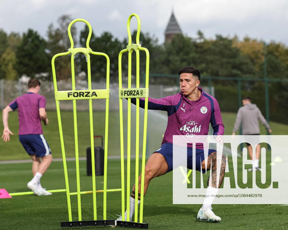 UEFA Champions League press conference, PK, Pressekonferenz and open training Matchday 2 of 8 Manchester City v Paris Saint-Germain Enzo Fernandez of Manchester City in the training session during the UEFA Champions League press conference and open training Matchday 2 of 8 Manchester City vs Paris Saint-Germain at City Football Academy, Manchester, United Kingdom on 13 October 2026 (Photo by Mark Cosgrove News Images) Manchester City Football Academy Greater Manchester United, ManU Kingdom