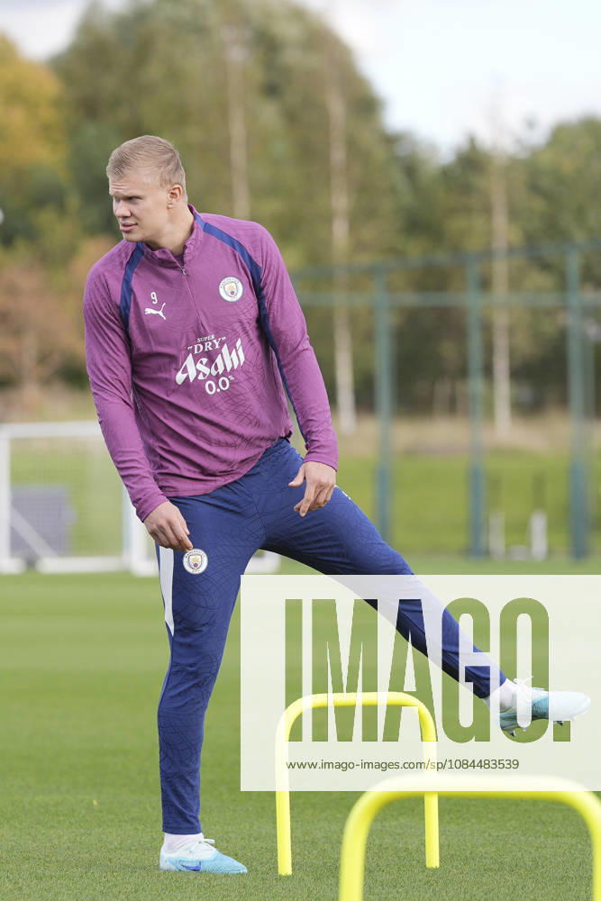 Manchester City Training, Champions League Erling Haaland of Manchester City warms up during the training session ahead of UEFA Champions League matchday 2 vs Paris Saint-Germain, Manchester City at Joie Stadium, Etihad Campus, Manchester, England on 13 October 2026 Credit: Steve Flynn Every Second Media Editorial use only. All images are copyright Every Second Media Limited. No images may be reproduced without prior permission.