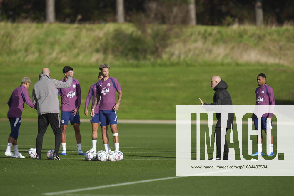 Manchester City Training, Champions League Manchester City manager Enzo Maresca speaks to his players during the training session ahead of UEFA Champions League matchday 2 vs Paris Saint-Germain, Manchester City at Joie Stadium, Etihad Campus, Manchester, England on 13 October 2026 Credit: Steve Flynn Every Second Media Editorial use only. All images are copyright Every Second Media Limited. No images may be reproduced without prior permission.