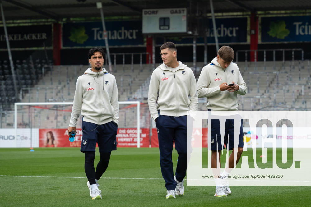 Fussball 3. Liga, VfB Stuttgart U23 - TSG Hoffenheim II, v.l. Yasin Zor (10, TSG Hoffenheim II), Jakov Dedic (36, TSG Hoffenheim II) und Santino Pistrol (40, TSG Hoffenheim II) bei der Platzbegehung Aspach
