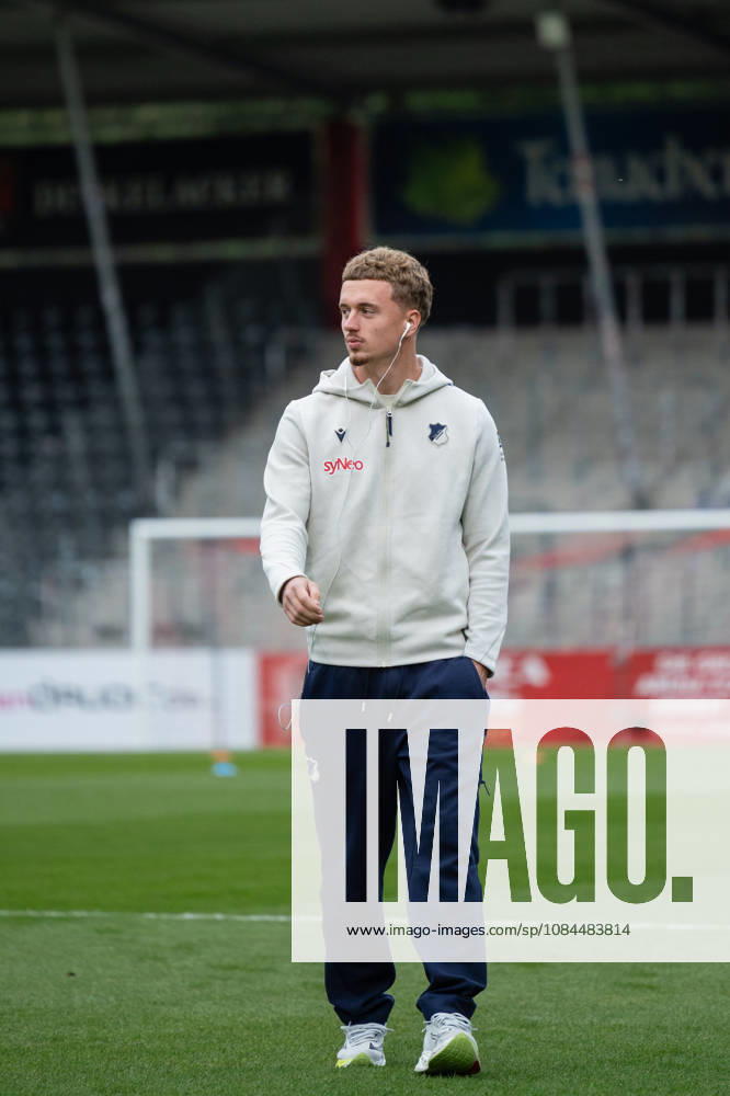 Fussball 3. Liga, VfB Stuttgart U23 - TSG Hoffenheim II, v.l. Alex Honajzer (23, TSG Hoffenheim II) bei der Platzbegehung Aspach