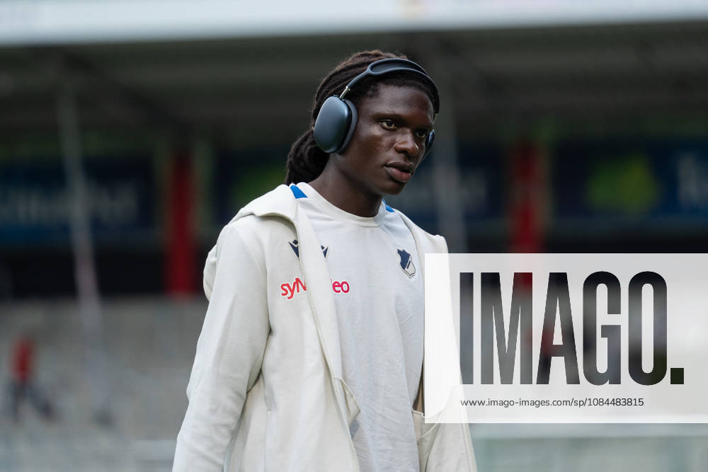 Fussball 3. Liga, VfB Stuttgart U23 - TSG Hoffenheim II, v.l. Blessing Makanda (17, TSG Hoffenheim II) bei der Platzbegehung Aspach