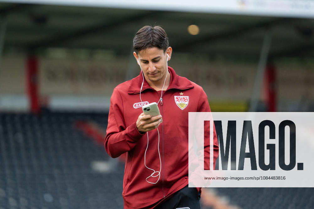 Fussball 3. Liga, VfB Stuttgart U23 - TSG Hoffenheim II, v.l. Nicolas Sessa (10, VfB Stuttgart II) bei der Platzbegehung Aspach