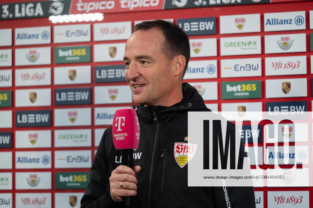 Fussball 3. Liga, VfB Stuttgart U23 - TSG Hoffenheim II, v.l. Nico Willig (Trainer, VfB Stuttgart II) beim Interview vor dem Spiel Aspach