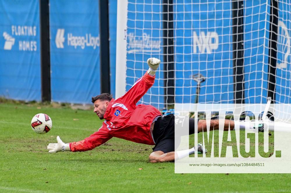 Heuer Fernandes Daniel ( HSV ) hält den Ball Deutschland , Hamburg , Volksparkstadion , Fussball , 1. Bundesliga , Training des Hamburger SV