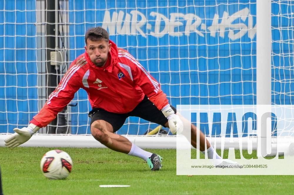 Heuer Fernandes Daniel ( HSV ) hält den Ball Deutschland , Hamburg , Volksparkstadion , Fussball , 1. Bundesliga , Training des Hamburger SV
