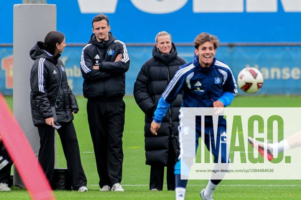 Claus Costa Direktor Profifußball Kathleen Krüger Vorstand schauen dem Traing zu Otto Stange ( HSV ) Deutschland , Hamburg , Volksparkstadion , Fussball , 1. Bundesliga , Training des Hamburger SV