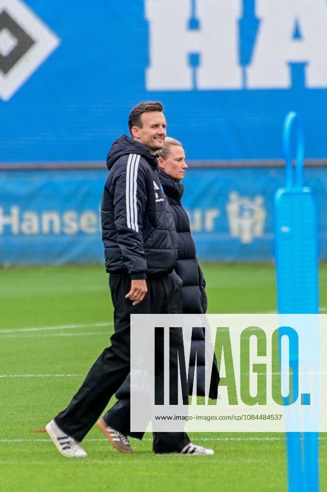 Claus Costa Direktor Profifußball Kathleen Krüger Vorstand ( HSV ) Deutschland , Hamburg , Volksparkstadion , Fussball , 1. Bundesliga , Training des Hamburger SV